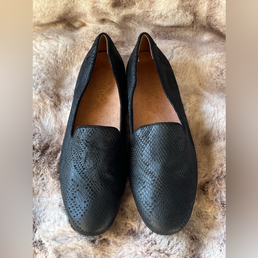 Women's Vionic willa flat embosed black snake shoes size 6.5